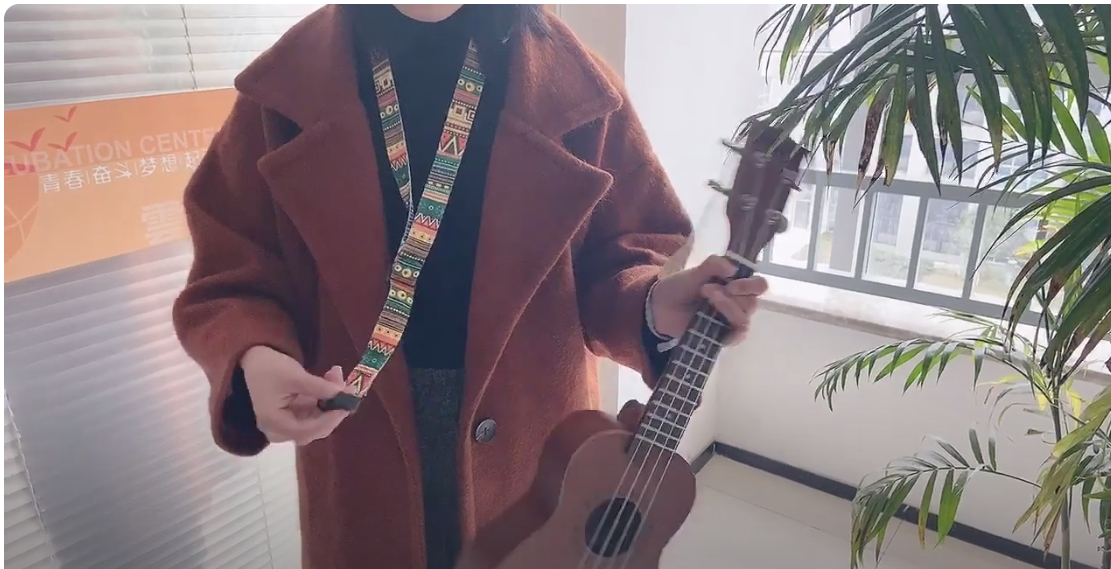 How to use ukulele strap